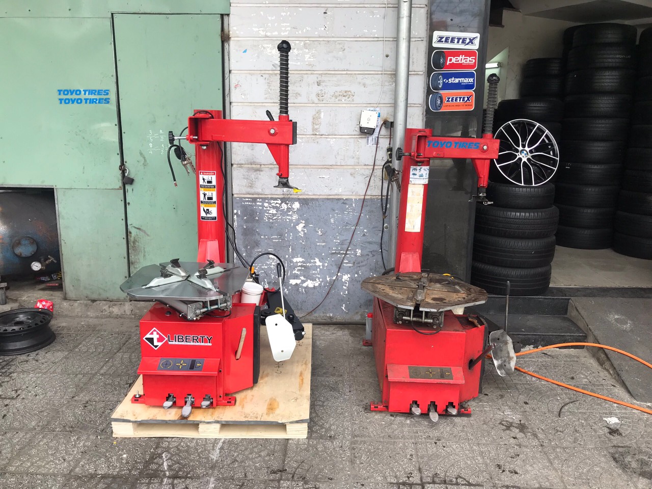 Máy tháo vỏ lốp xe liberty
