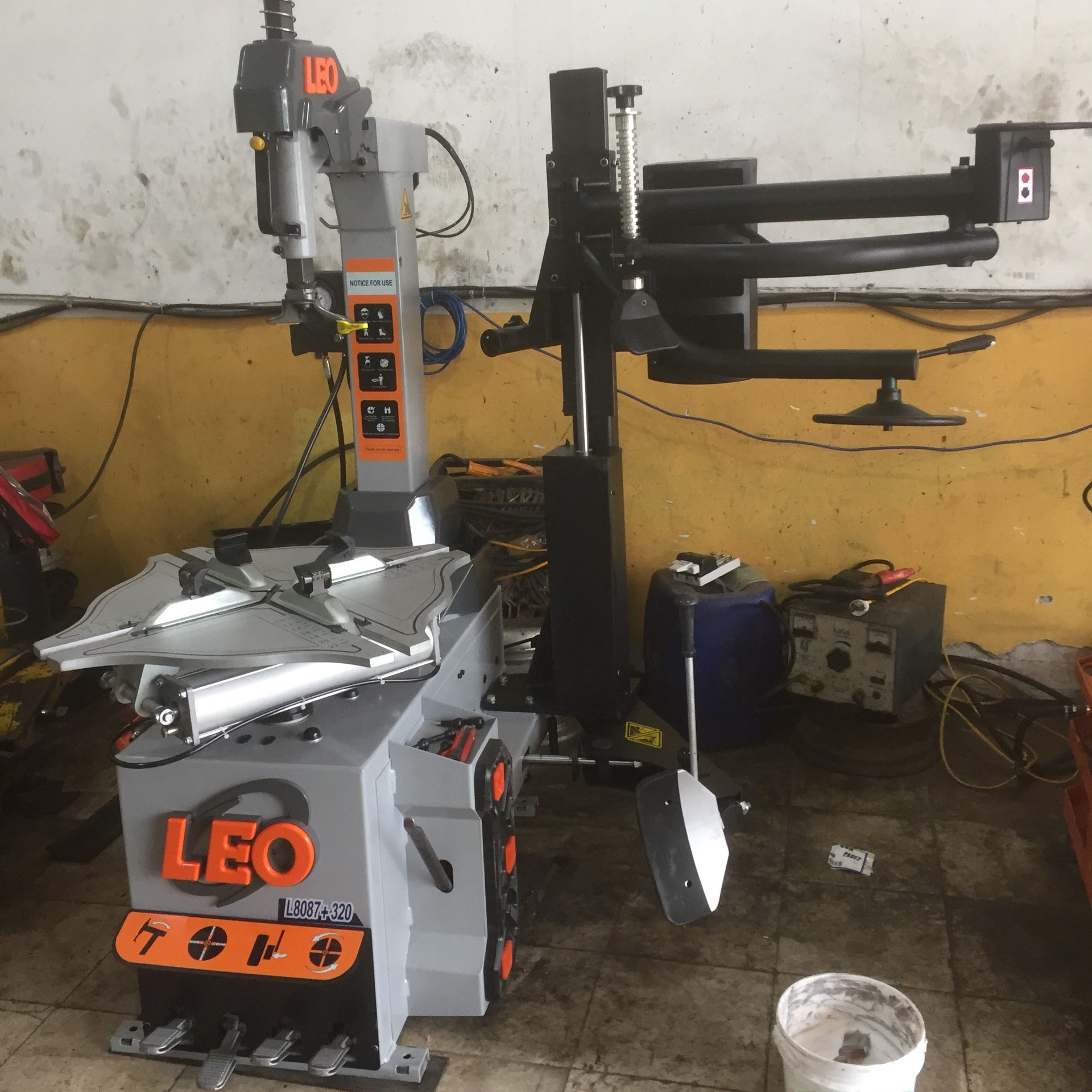 Máy ra vào lốp xe LEO L8087+390 Máy tháo lốp xe LEO L8087+390