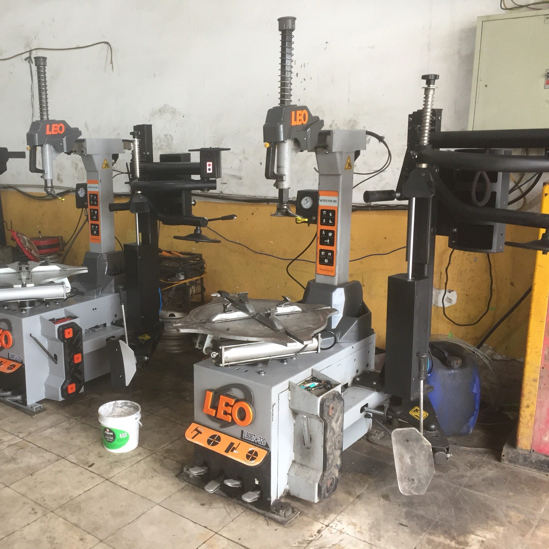 Máy ra vào lốp xe LEO L8087+390 Máy ra vào lốp xe LEO L8087+390