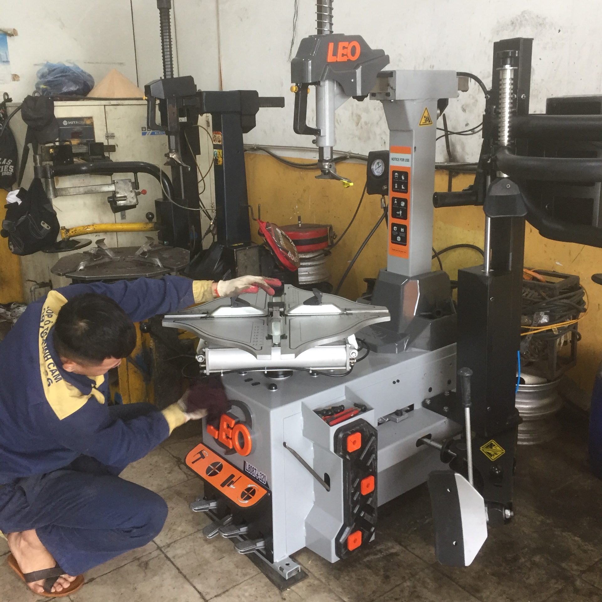 Máy ra vào lốp xe LEO L8087+390 Máy ra vào lốp xe LEO L8087+390