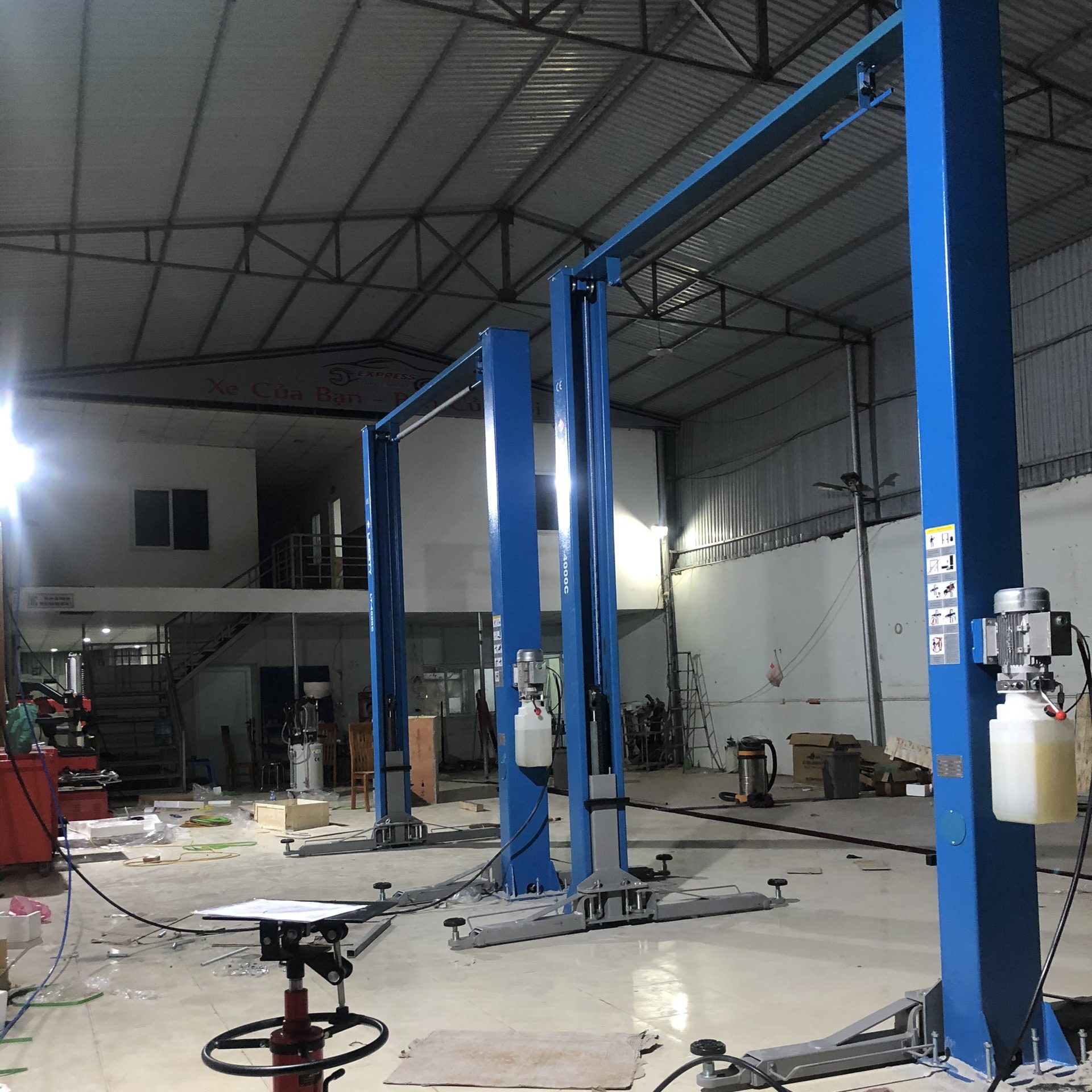 Cầu Nâng 2 Trụ Cổng Trên Liberty LT-4000C Cầu Nâng 2 Trụ Cổng Trên Liberty LT-4000C