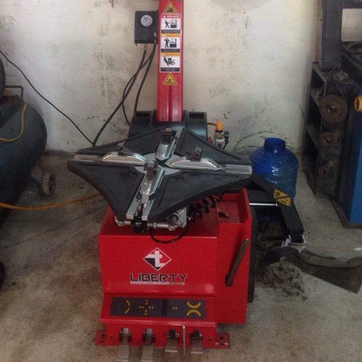 Máy Ra Vỏ Xe Ô Tô Tải Liberty LC-885D Máy Ra Vỏ Xe Ô Tô Tải Liberty LC-885D