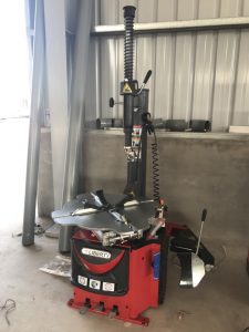 Máy ra vào lốp xe tải - công ty Tiến thành