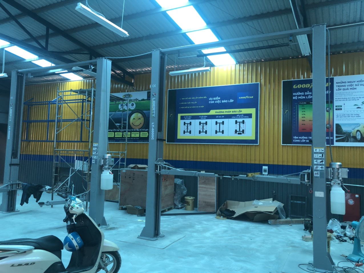 Cầu nâng ô tô 2 trụ giằng trên