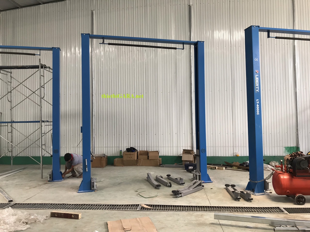Cầu nâng ô tô 2 trụ có cổng