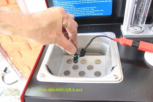 Sử dụng dung dịch vệ sinh kim phun