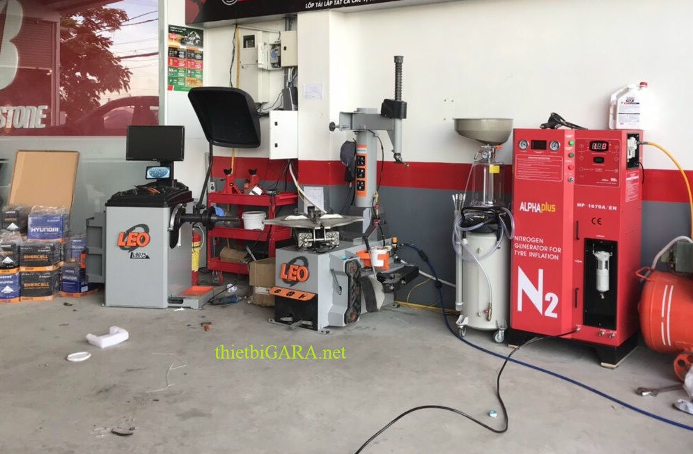 Máy ra vô lốp ô tô LEO