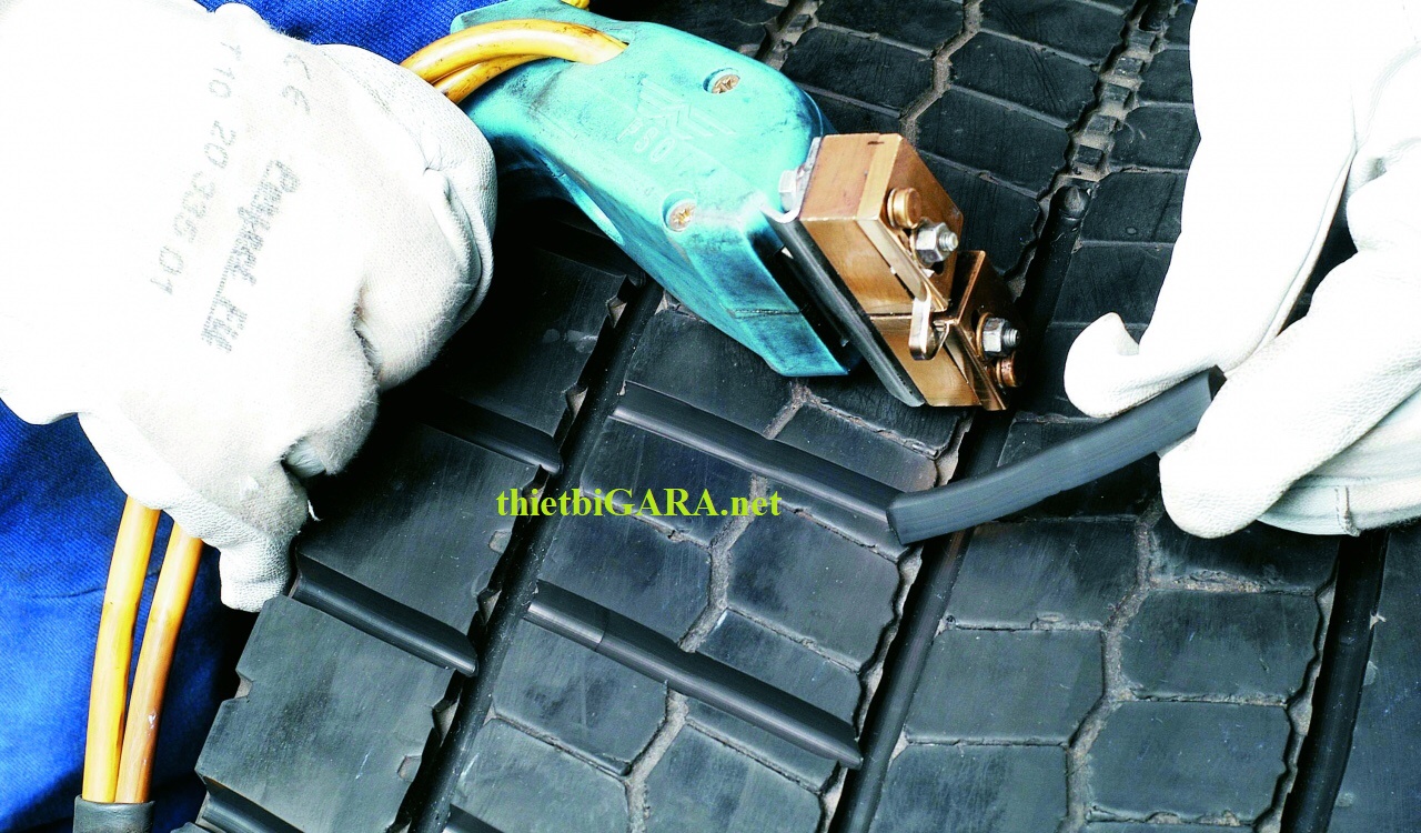 Máy kẻ gai lốp xe tải