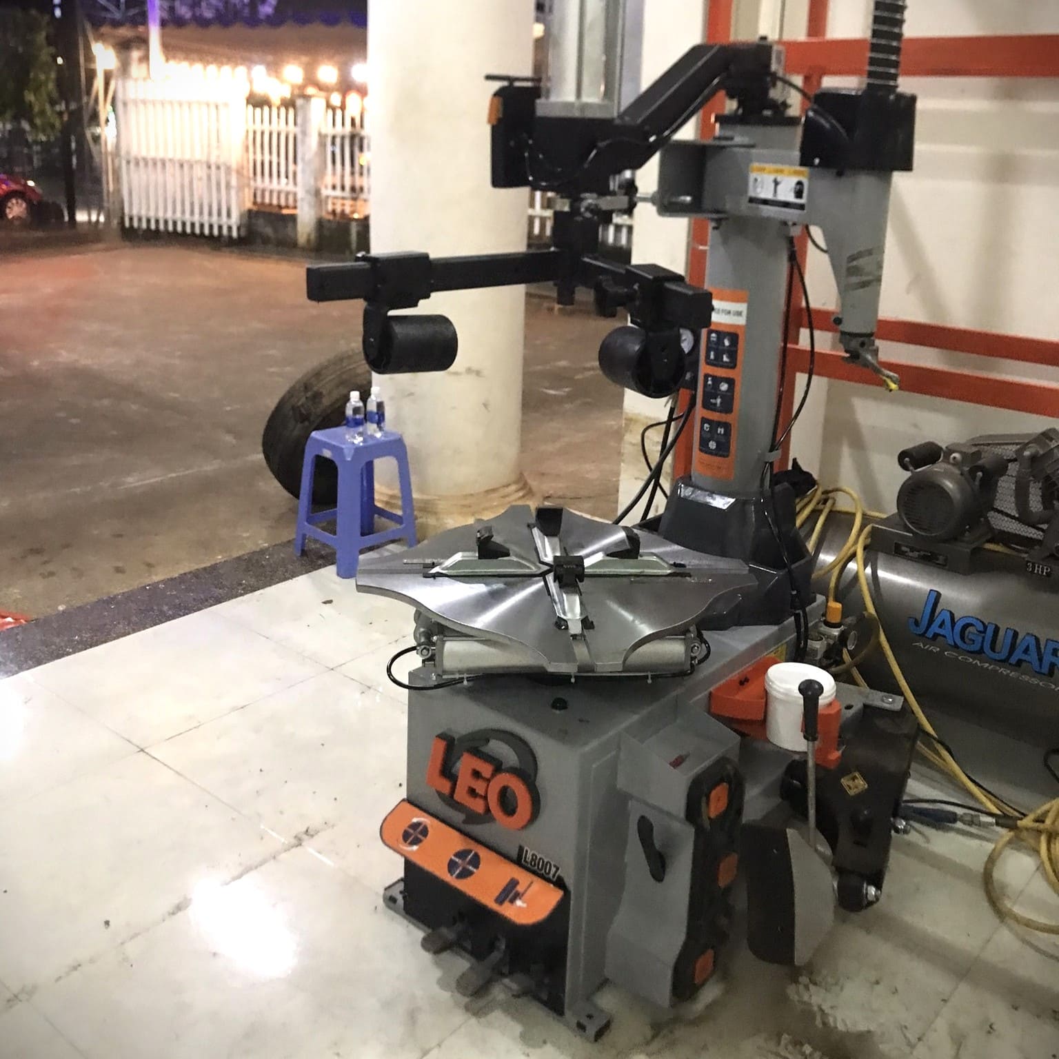 Máy ra vào lốp L8007 Máy ra vào lốp L8007