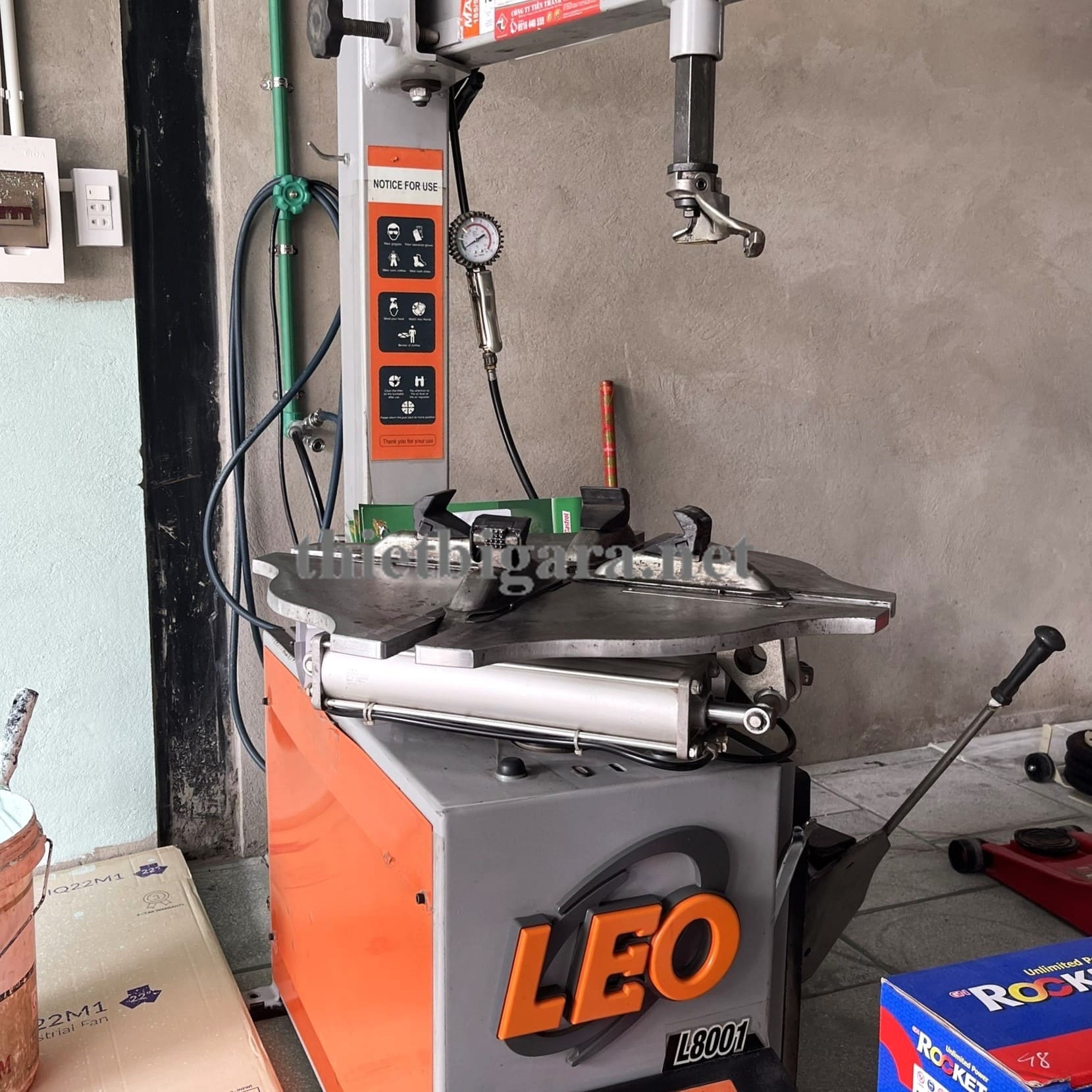 Máy ra vào lốp LEO L8001 Máy ra vào lốp LEO L8001