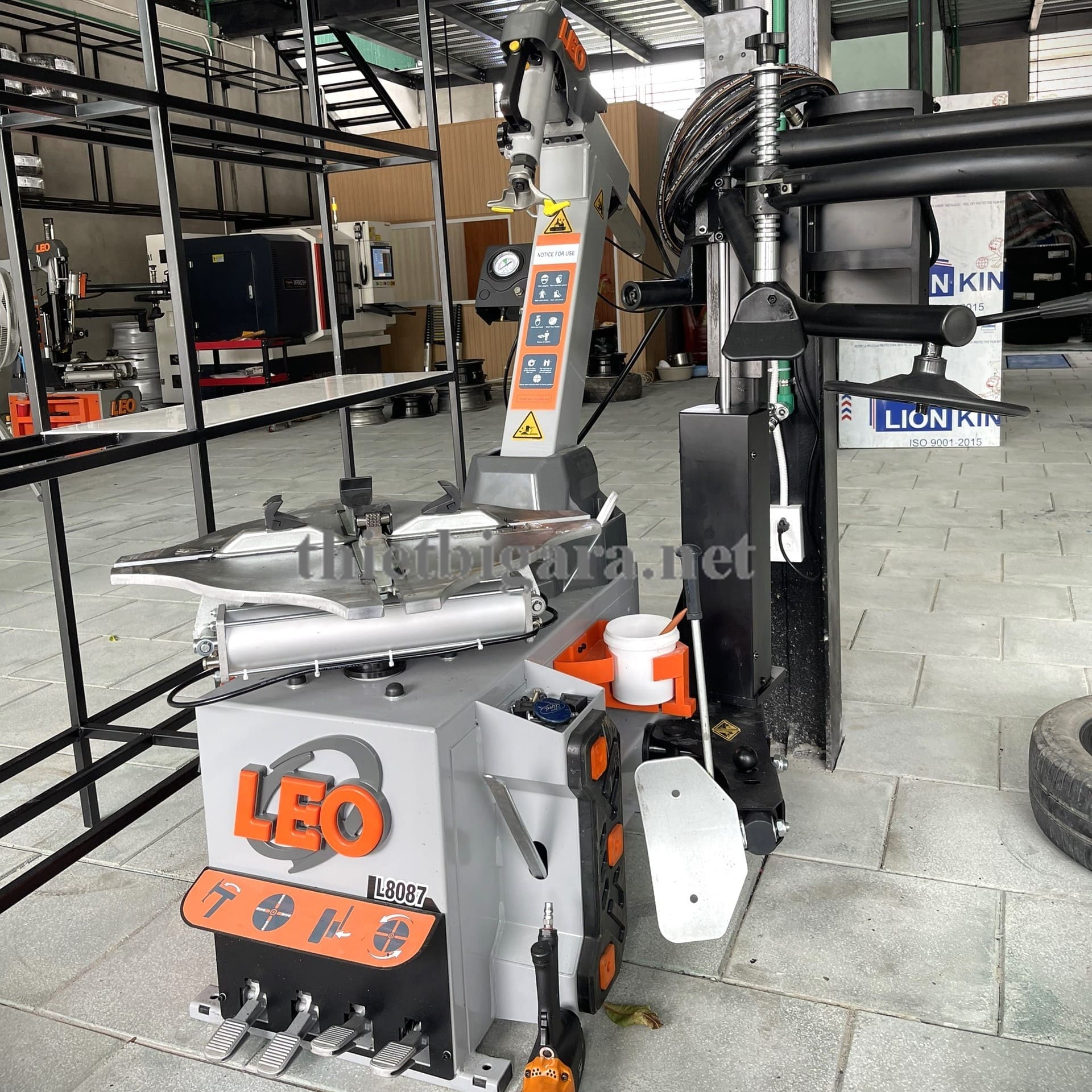 Máy ra vào lốp LEO L8087+320 Máy ra vào lốp LEO L8087+320