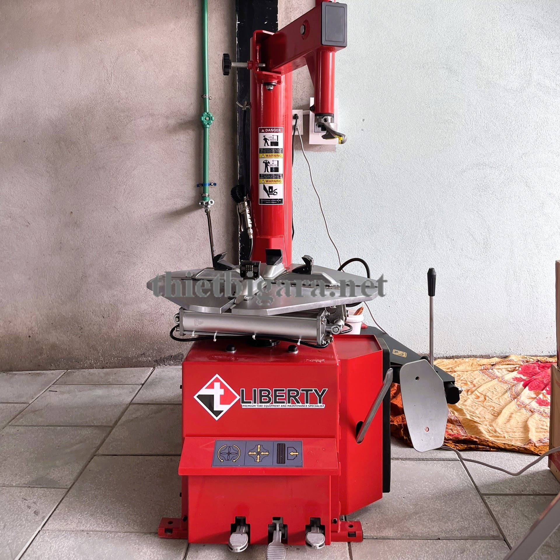 Máy ra vào lốp Liberty LC8070L Máy ra vào lốp Liberty LC8070L