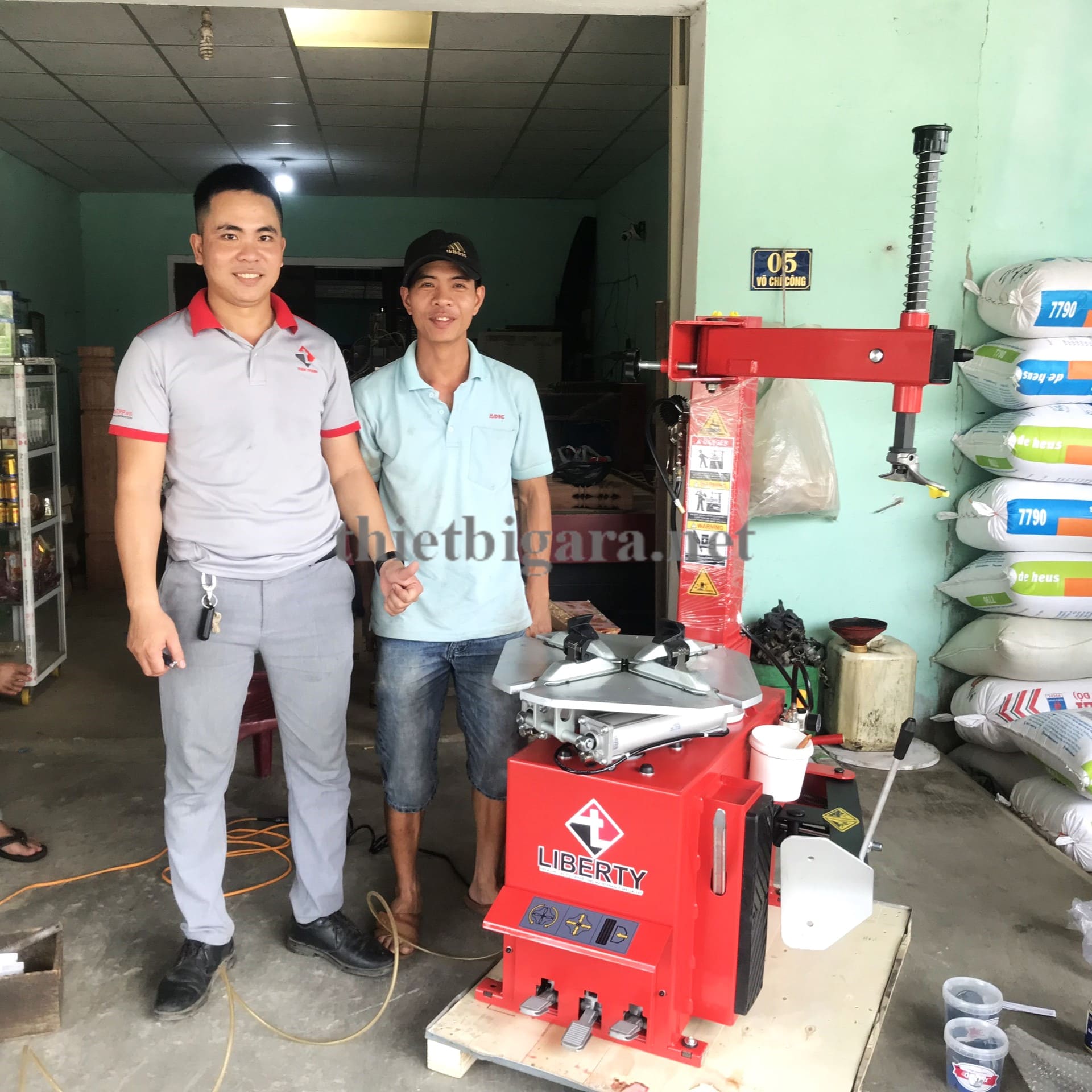 May-ra-vao-lop-liberty-LC810F (2)