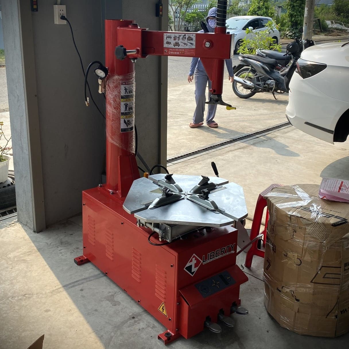 Máy ra vào lốp xe liberty LC-870L