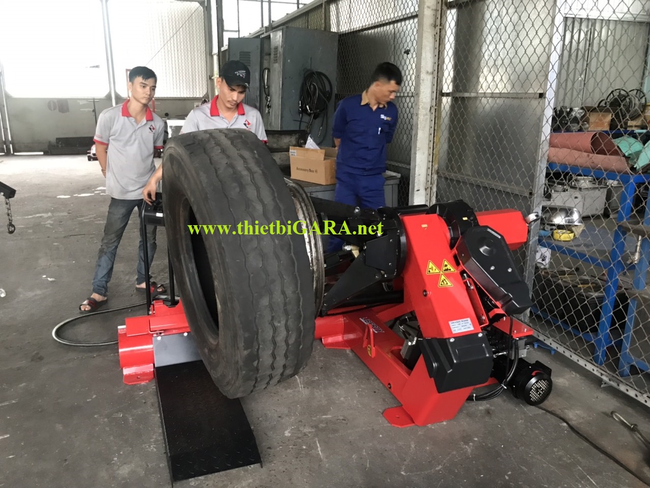 Máy tháo lắp lốp xe công trình