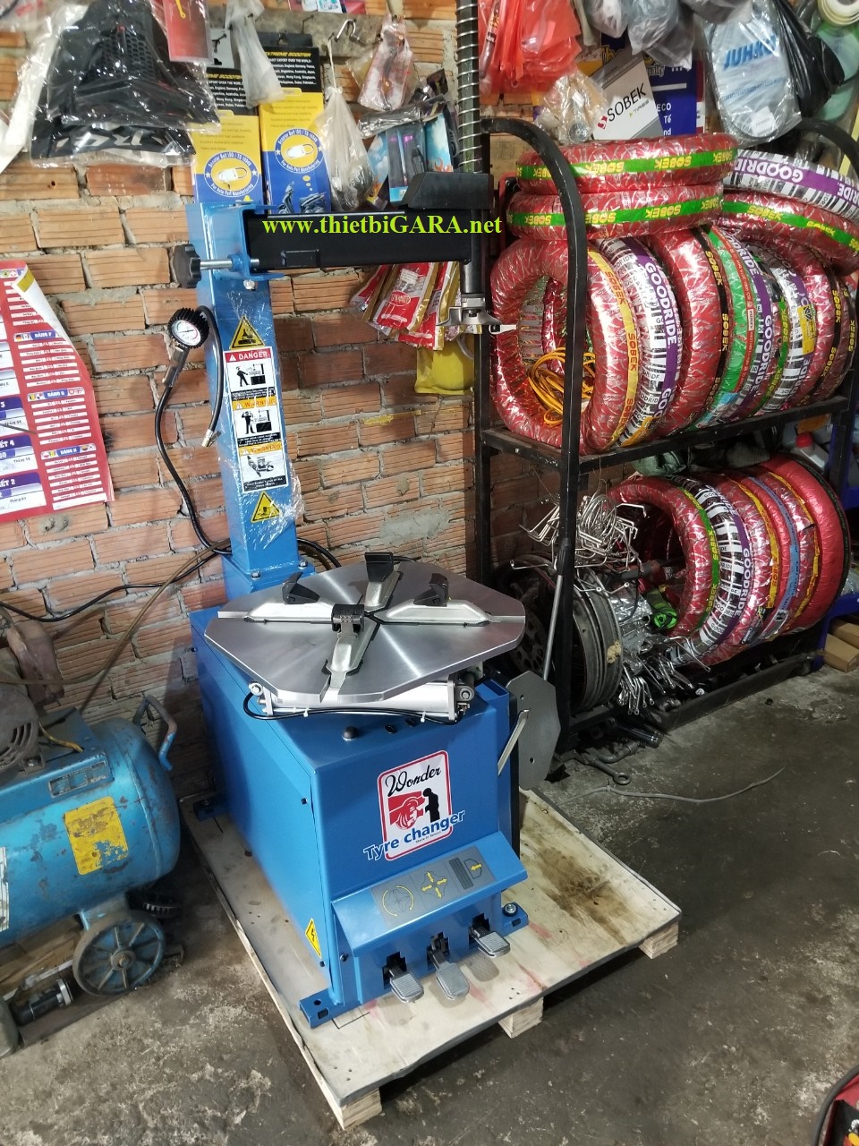 Máy tháo lốp xe máy Đài Loan