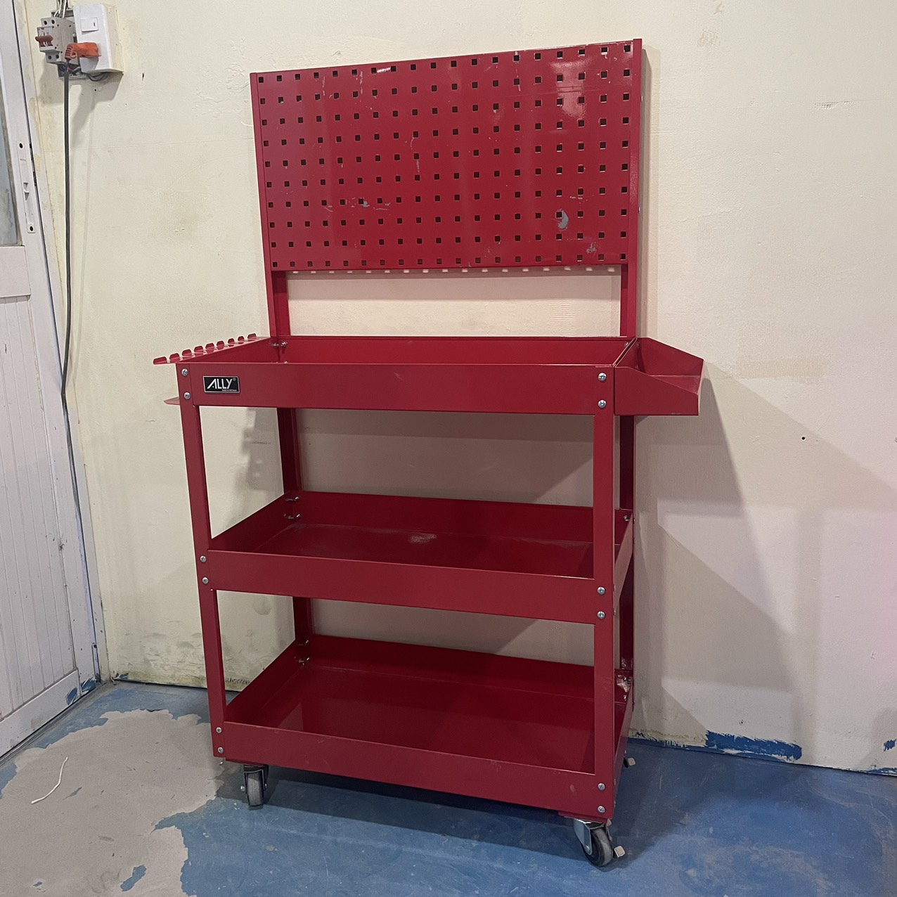 Xe đẩy dụng cụ 3 ngăn có vách lưới (1) Xe đẩy dụng cụ 3 ngăn có vách lưới (2)