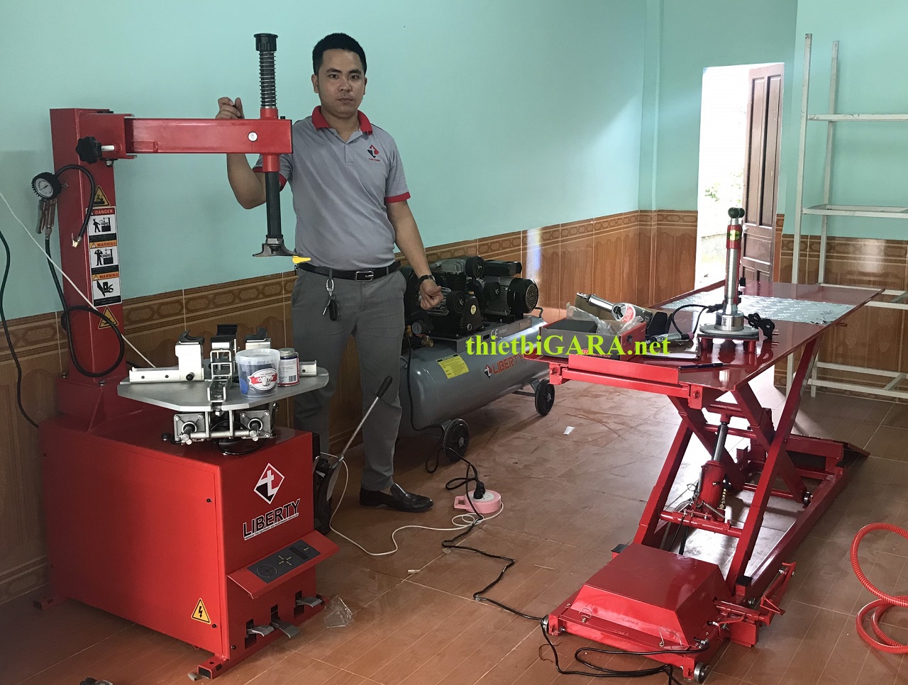 Bàn nâng xe máy cơ điện đặt nổi