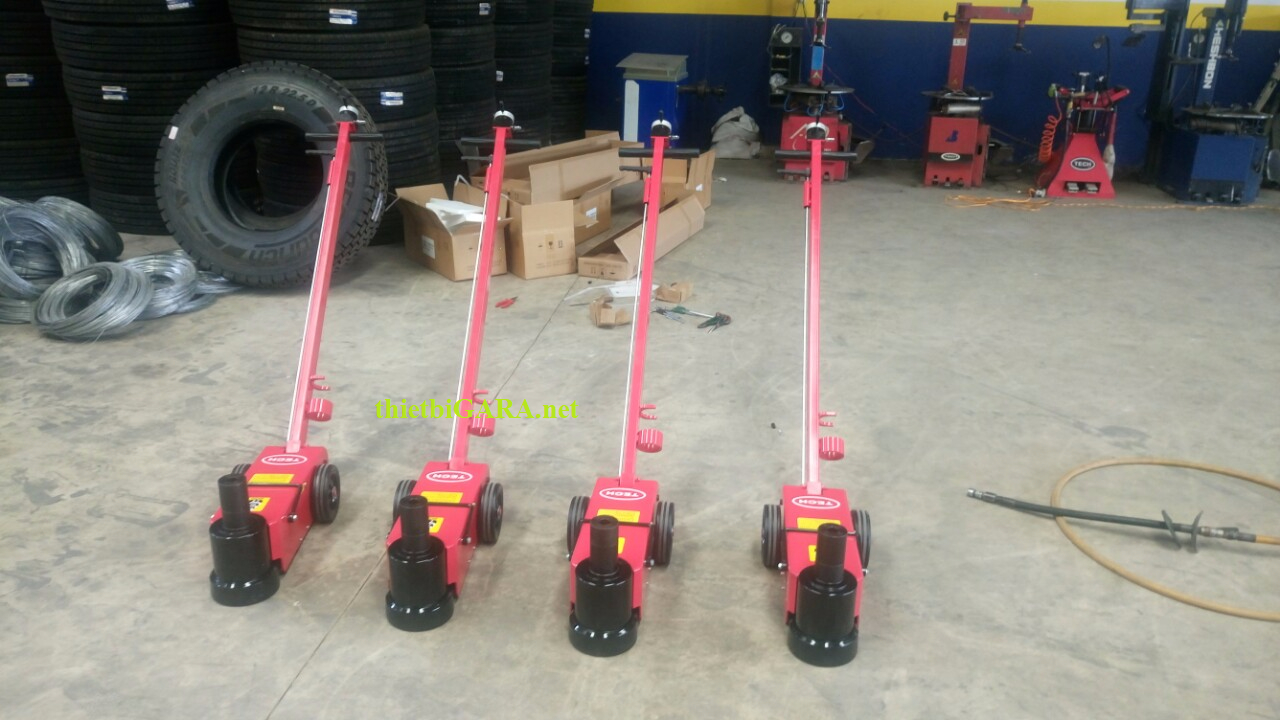 Kích đội xe tải Tech 40/80 tấn