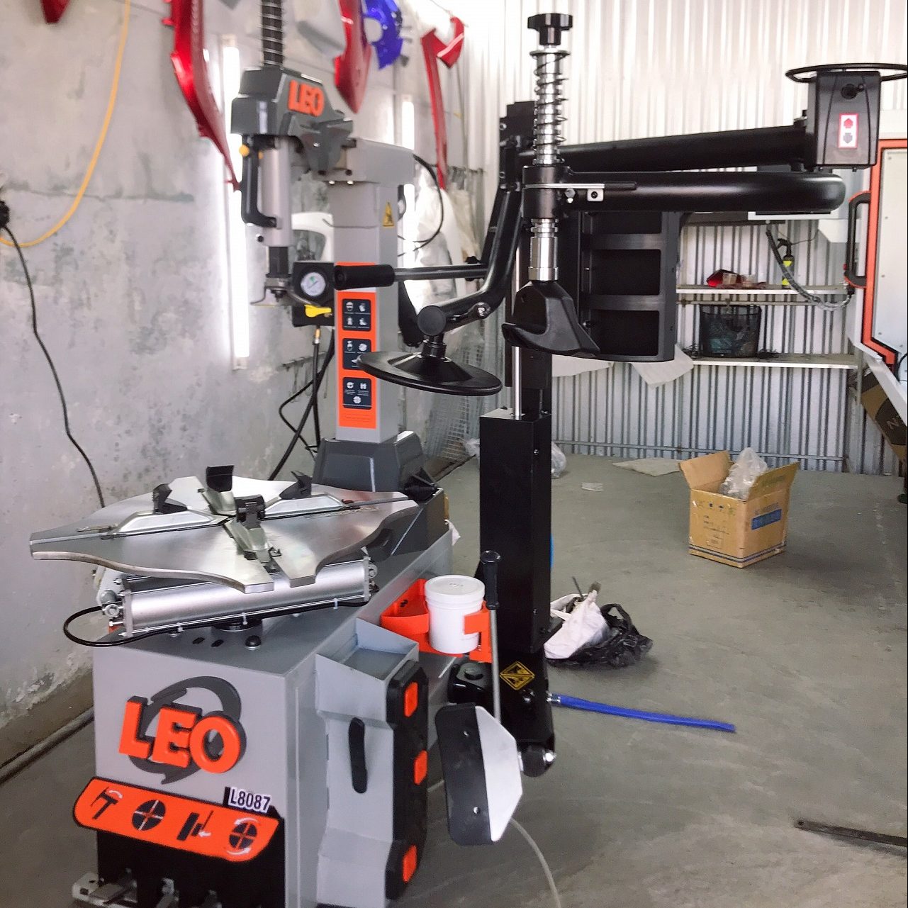 Máy ra vào lốp xe du lịch, tải nhẹ kiểu gật gù Leo L8087 Cần phụ 320