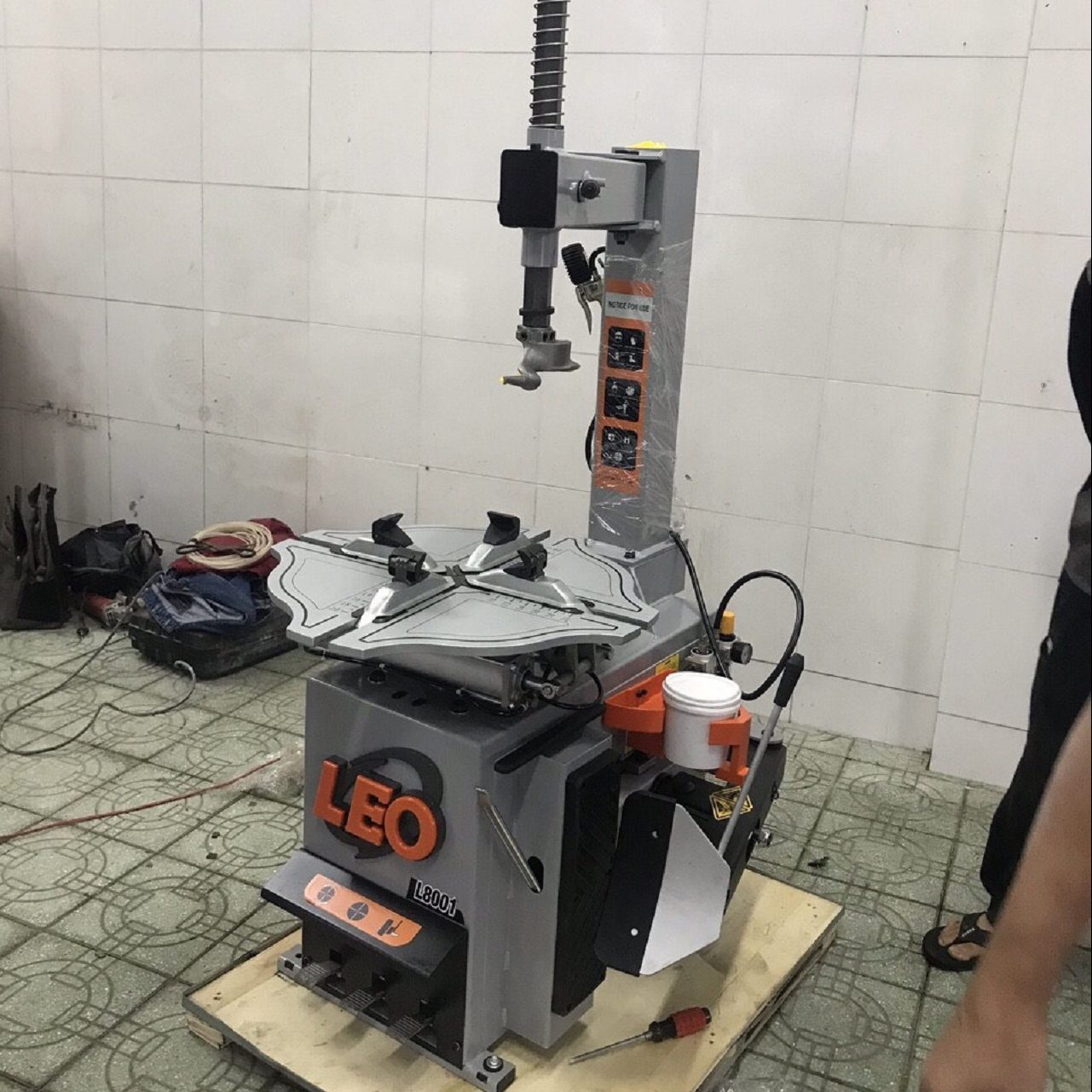 Máy ra vào lốp L8001