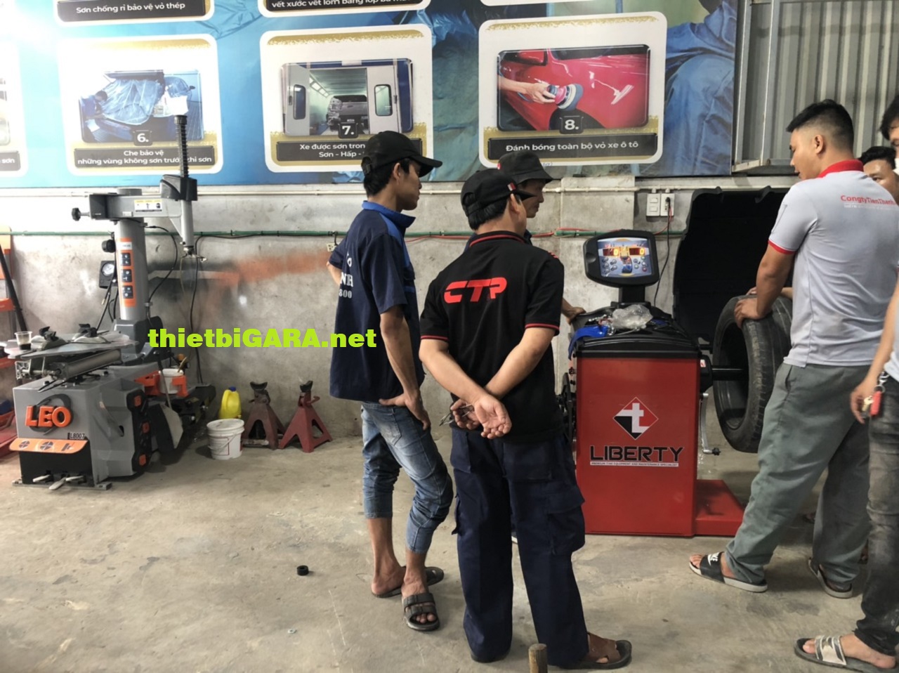 Máy cân bằng động bánh xe ô tô