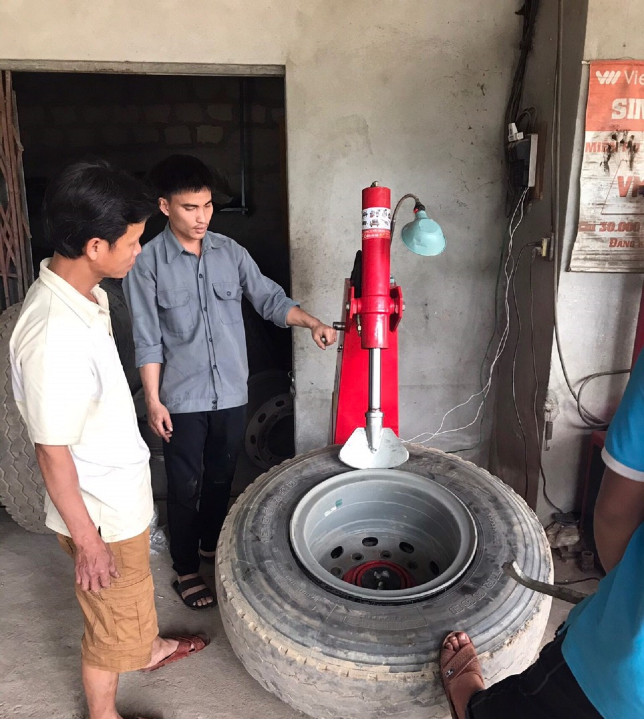 Máy sấn lốp xe tải