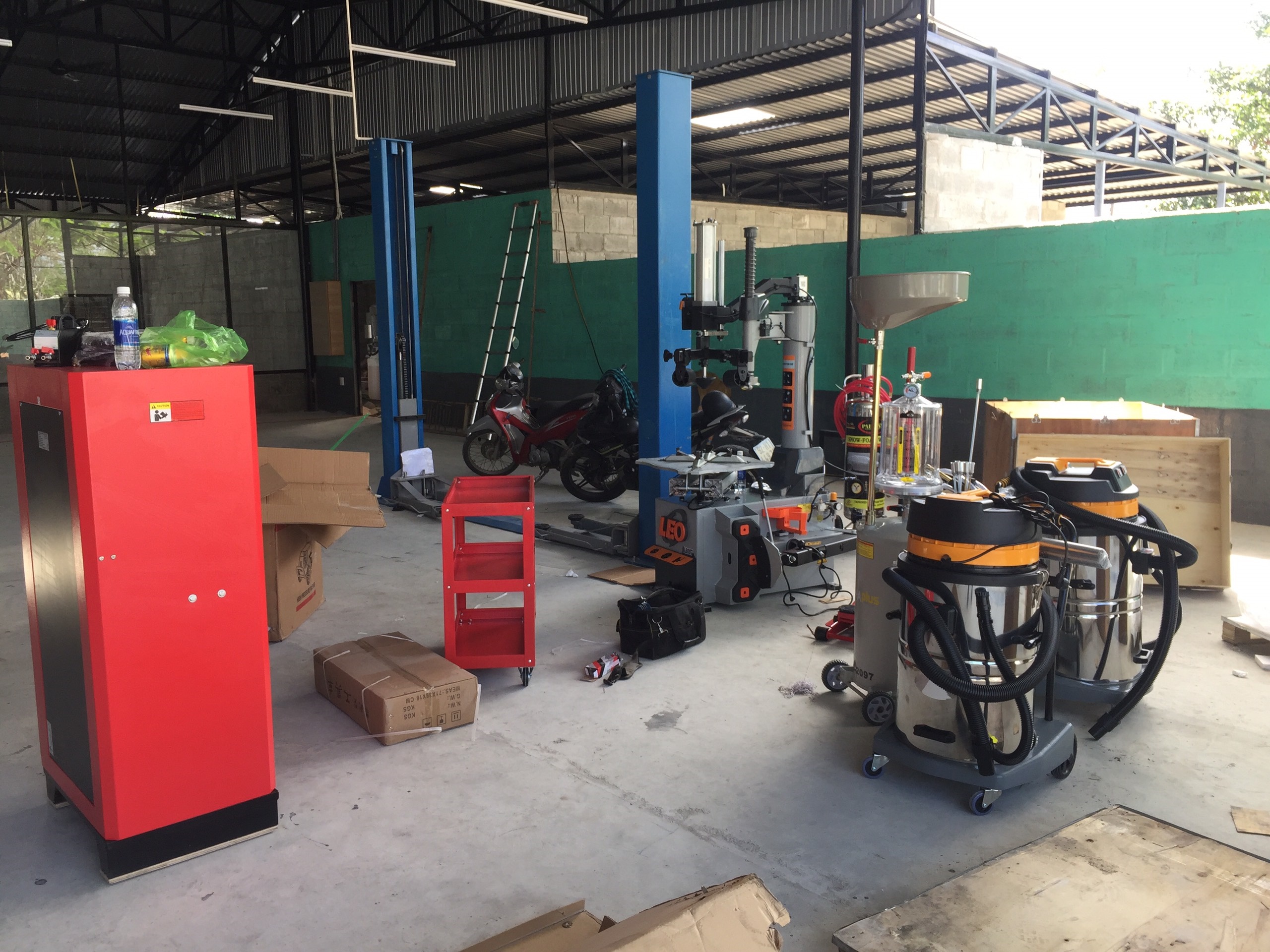 Máy hút bụi công nghiệp cho xưởng ô tô