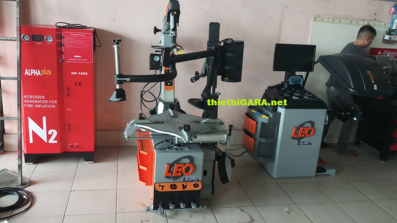 Máy ra và lốp ô tô Leo