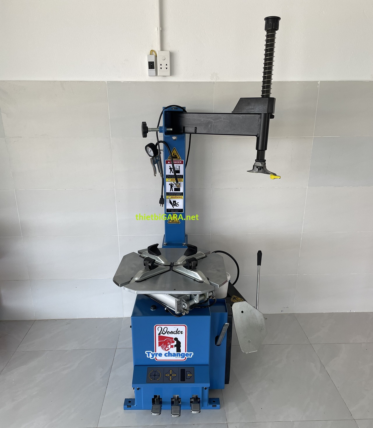 Máy tháo lắp lốp xe máy