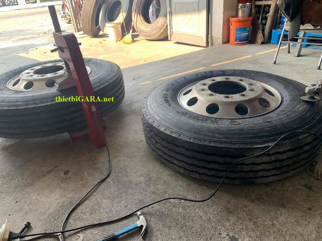 Khuôn ép số, ép tên lốp xe khách