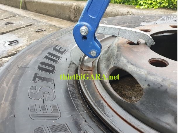 Cây gắp niềng mâm xe tải