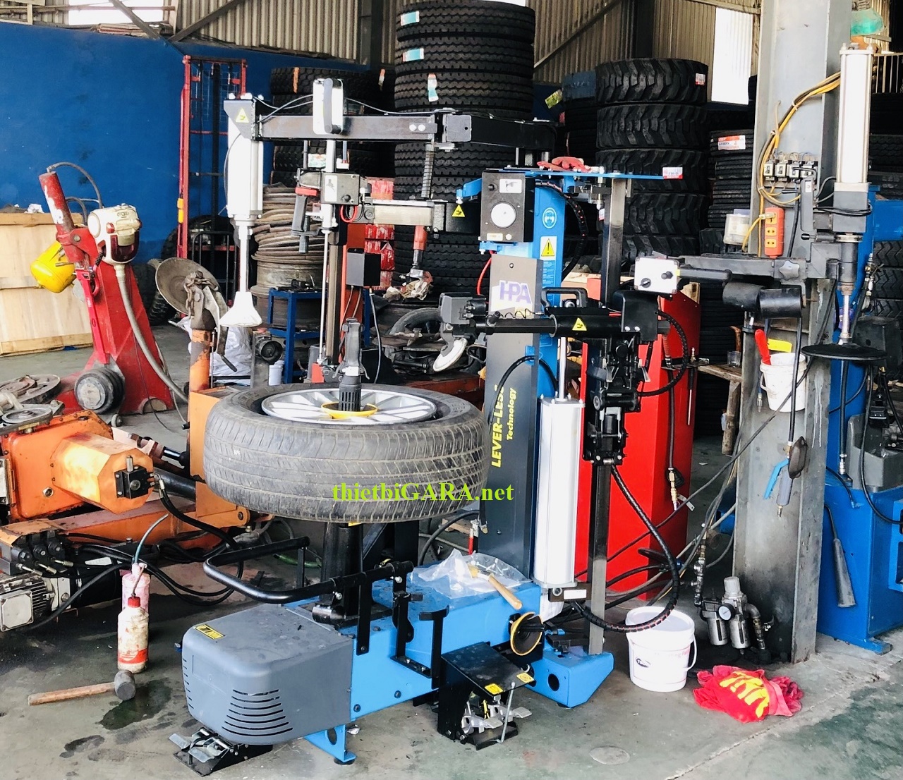 Máy tháo lắp lốp ô tô tự động