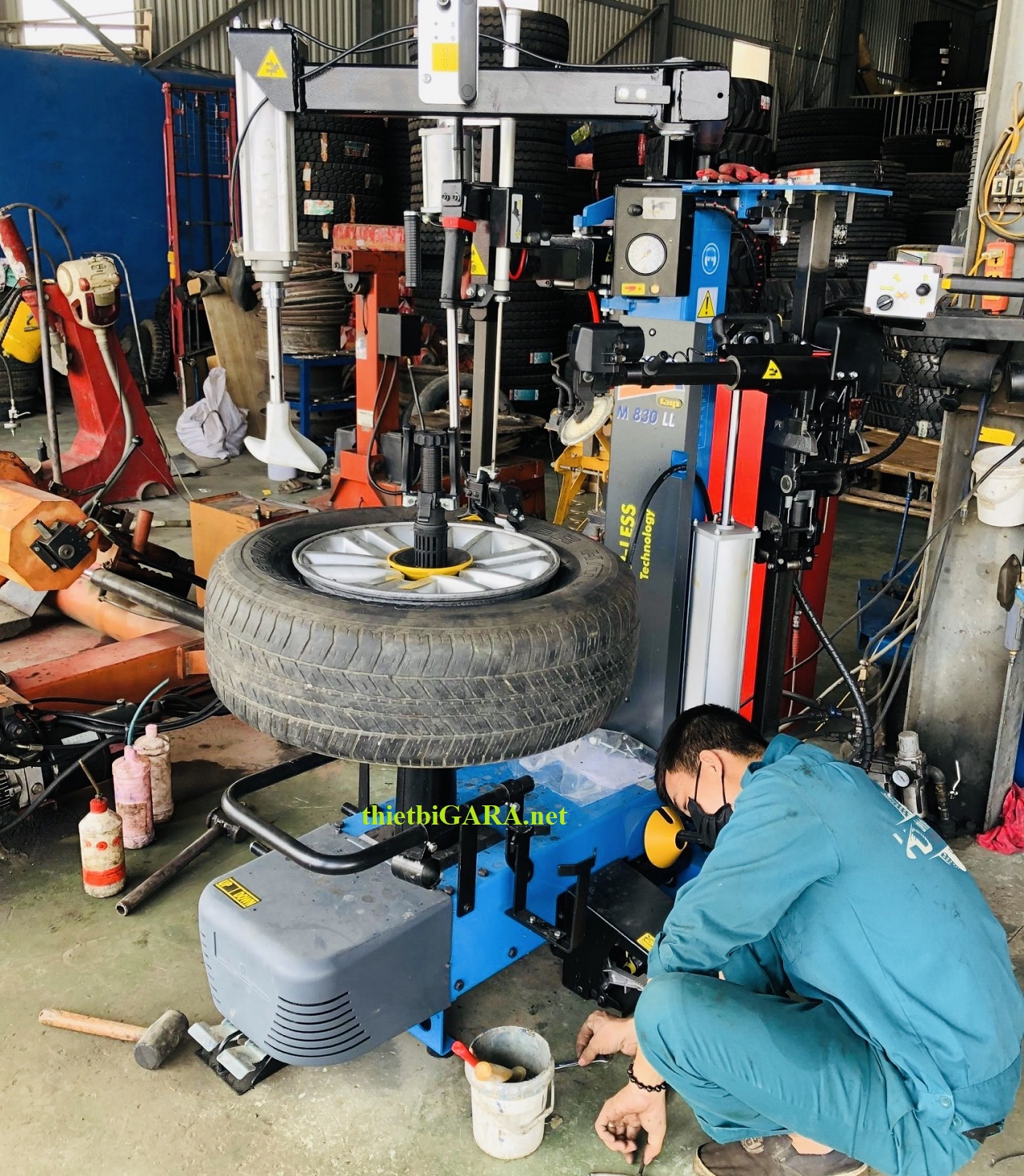 Máy tháo lốp ô tô của Ý