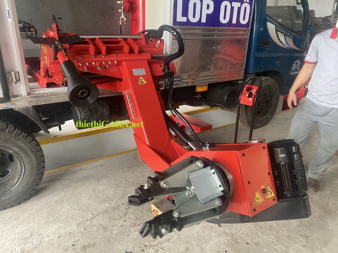 Máy tháo lắp lốp lưu động xe khách