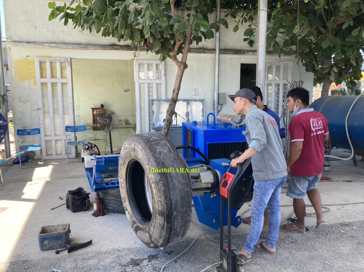 Máy tháo lắp lốp xe khách lưu động