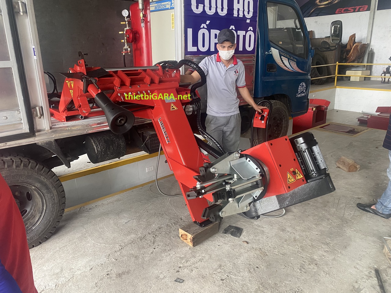 Máy tháo lắp lốp xe khách lưu động LC-589