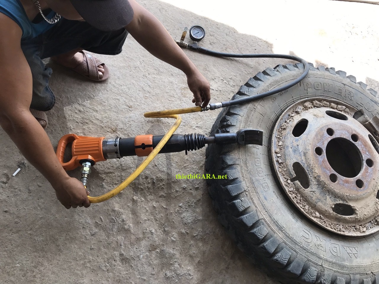 Dụng Cụ Đục Triêng Lốp Bằng Khí Nén