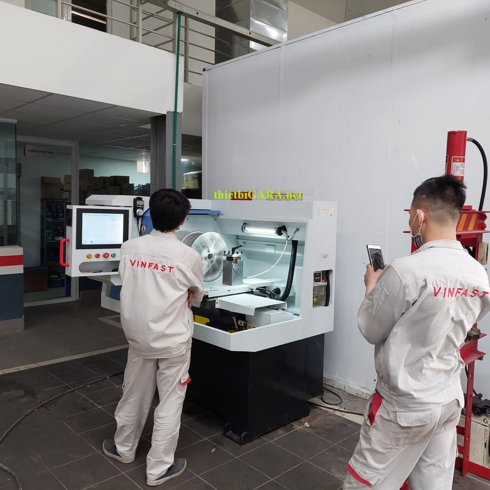 Máy tiện mặt mâm bằng mũi kim cương