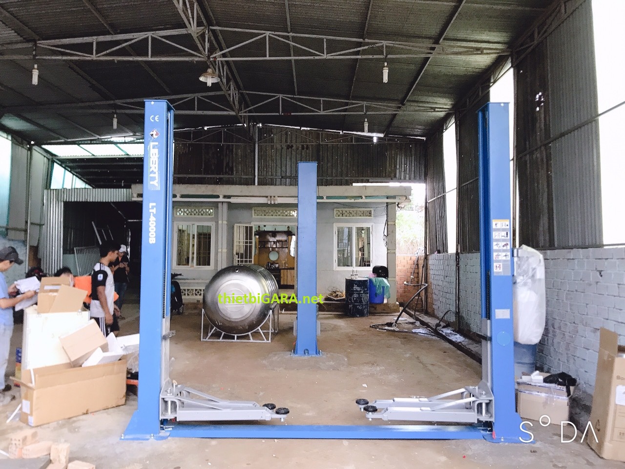 Cầu nâng 2 trụ giằng dưới