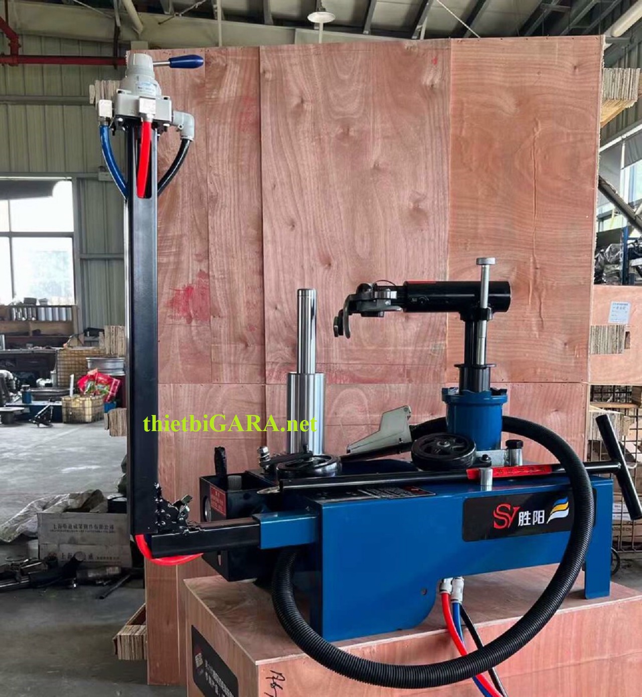 Máy ra vào ốp xe bằng khí nén