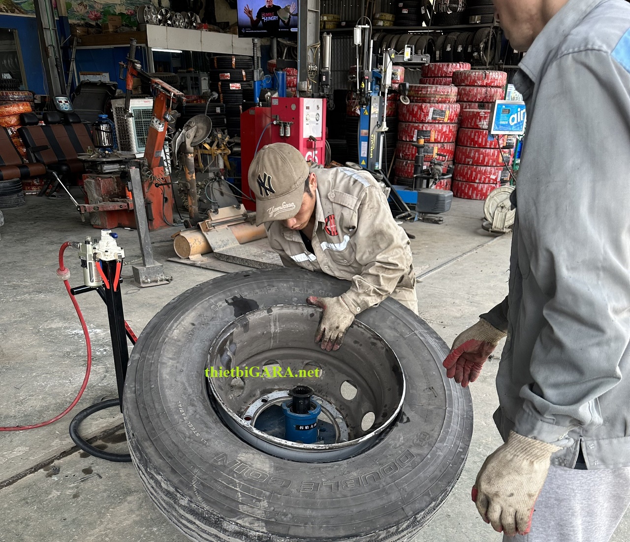 Máy ra lốp bằng hơi khí nén