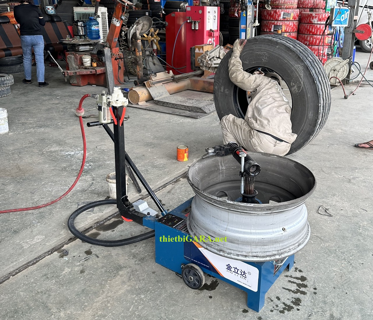 Máy ra lốp bằng hơi khí nén