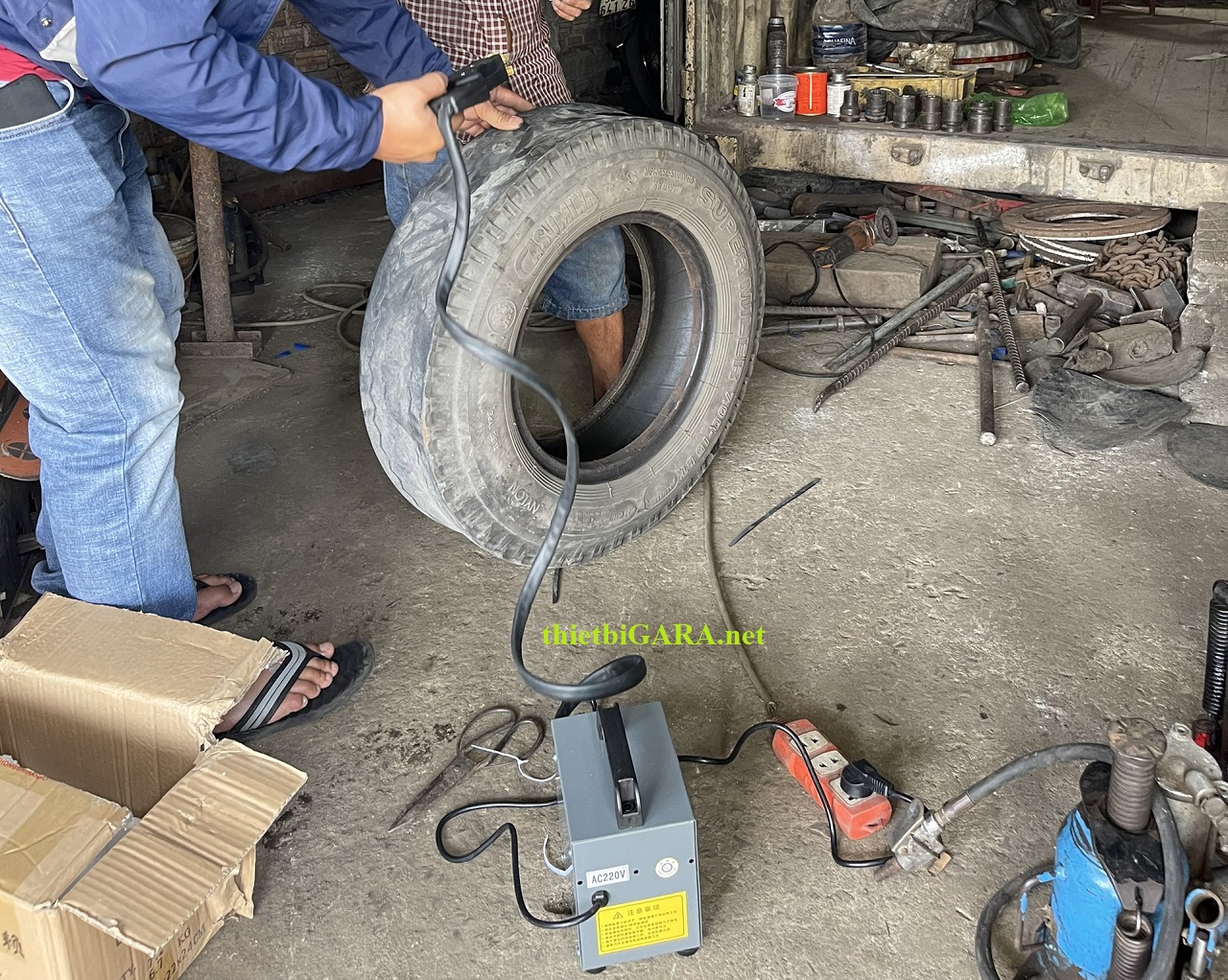 Máy kẻ rãnh gai cao su