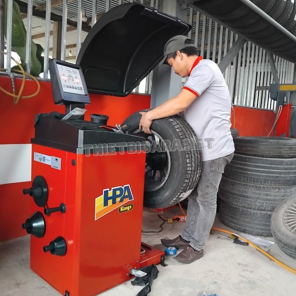 Máy cân bằng động kẹp chì bánh xe HPA ITALY B55 (1)